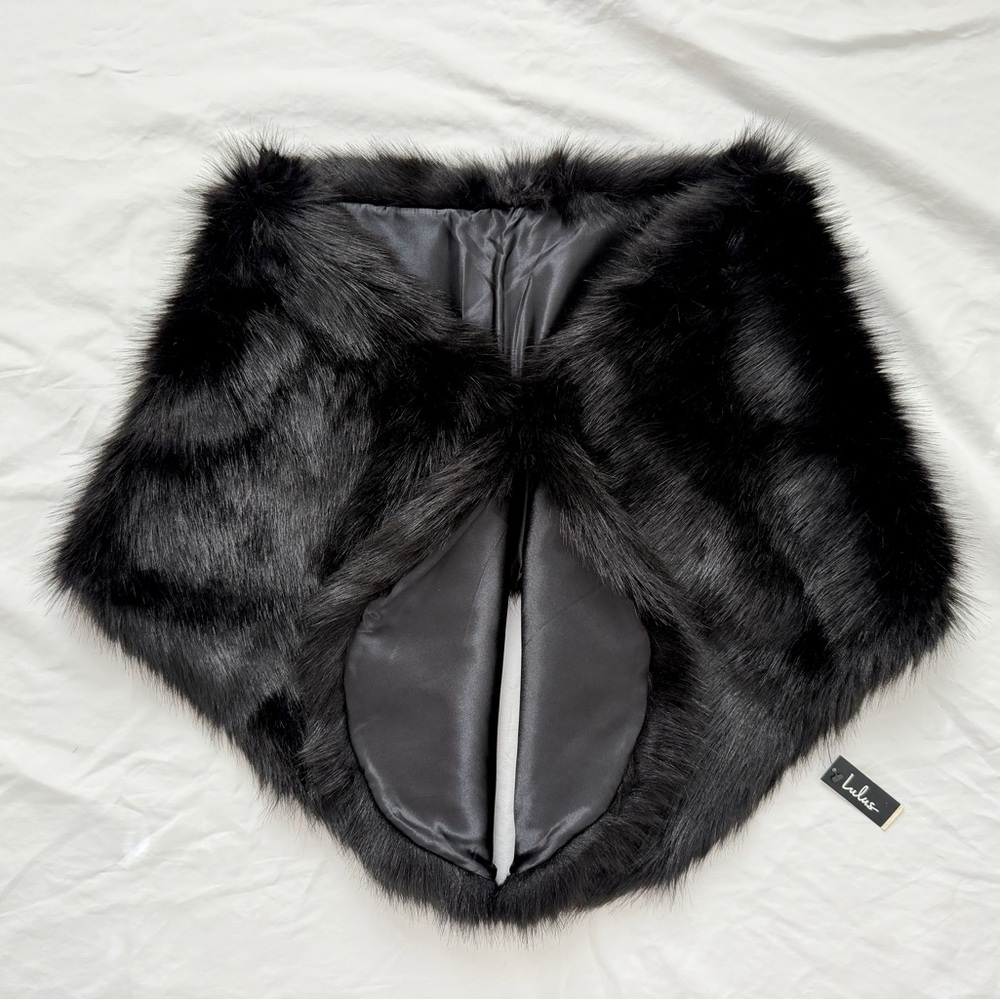 Lulus Demure and Dreamy Black Faux Fur Stole Shoulder Wrap | NWT | One Size